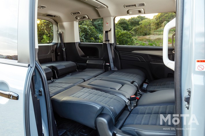 ［53/57］三菱 新型デリカD:5 シートアレンジ フラットモード（8人乗り用の6:4分割ベンチシート）