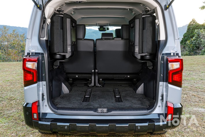 ［54/57］三菱 新型デリカD:5 荷室（3列目跳ね上げ時）