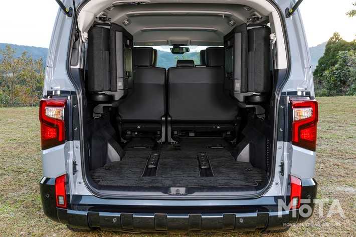 ［55/57］三菱 新型デリカD:5 荷室（3列目跳ね上げ・2列目前方スライド時）