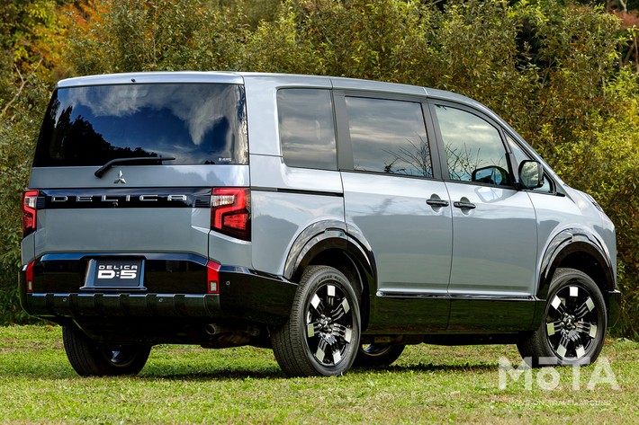 ［57/57］新型デリカD:5 外観（リアビュー）