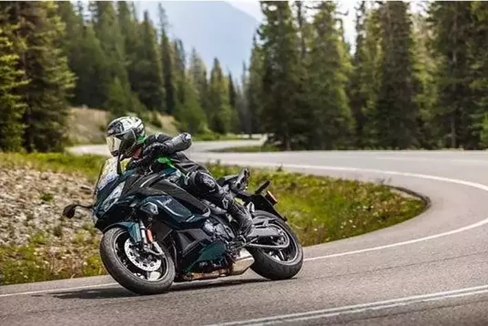 ライダーサポート機能が充実した「Ninja 1100SX」「Ninja 1100SX SE