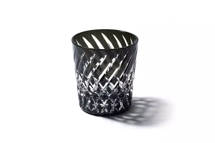 W60周年のオリジナルロゴが入った江戸切子のオリジナルクリスタル