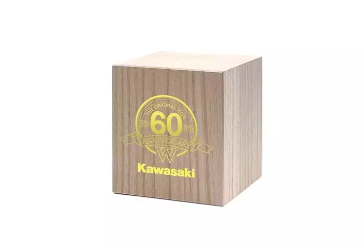 W60周年のオリジナルロゴが入った江戸切子のオリジナルクリスタル