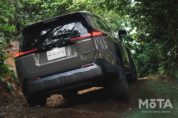 新型RAV4 アドベンチャーの走行イメージ