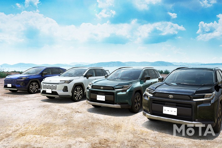 （左から）奥の2台が新型RAV4 Z、手前の2台が新型RAV4 アドベンチャー
