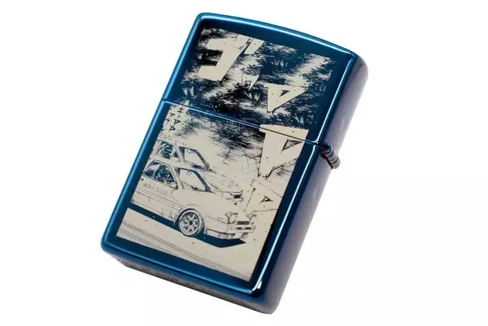 ちの様用ページ 頭文字D』の世界観をブルーチタンで再現。150個限定の「特別仕様ZIPPO