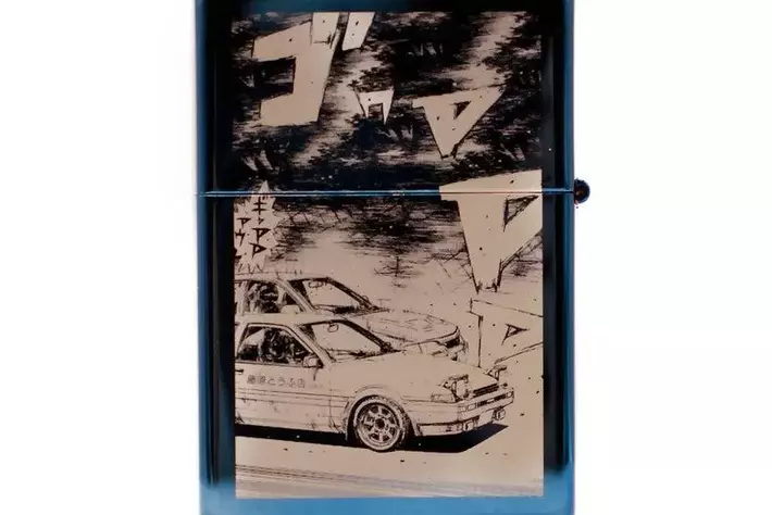 頭文字D』の世界観をブルーチタンで再現。150個限定の「特別仕様ZIPPO