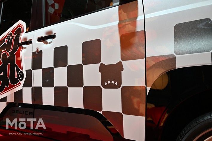 ［10/30］三菱 デリカミニ DELIMARU FESTA サイドデカール チェッカー柄の「隠れデリ丸」あり。