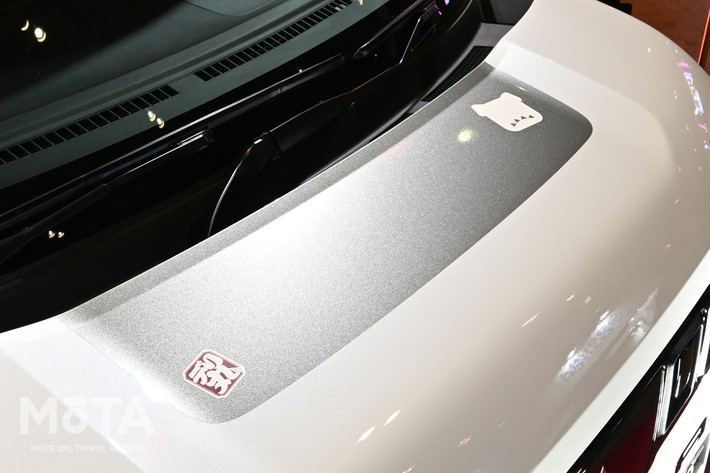 ［11/30］三菱 デリカミニ DELIMARU FESTA ボンネットのグラフィック こちらもデリ丸アイコンあり