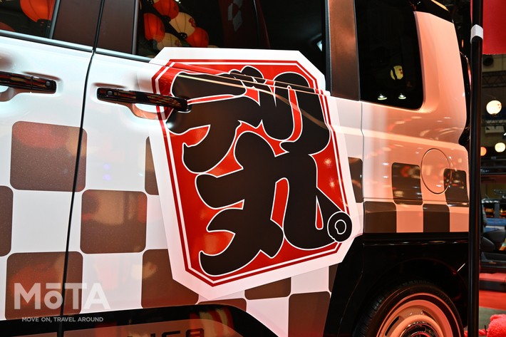 ［12/30］三菱 デリカミニ DELIMARU FESTA サイドデカール 迫力の「デリ丸」筆文字デカール