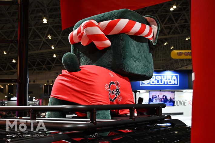 ［16/30］三菱 デリカミニ DELIMARU FESTA ルーフ上の巨大デリ丸（法被から飛び出した尻尾が可愛い）