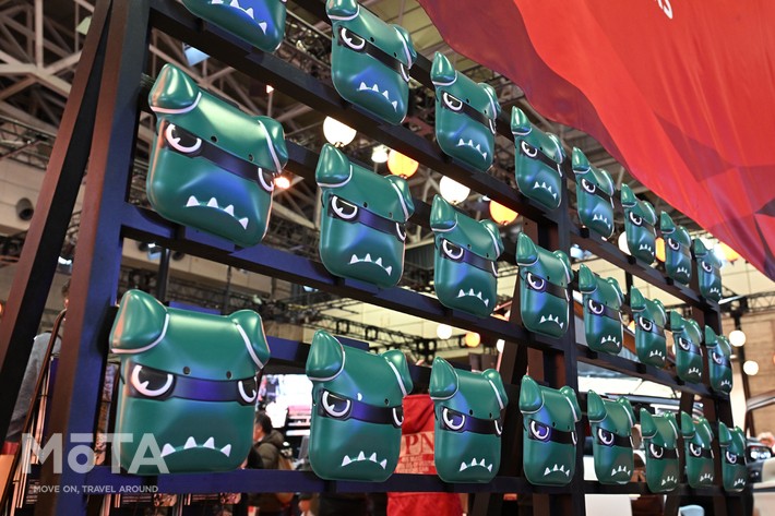 ［2/30］一面に提灯とお面が並べられ、お祭りの縁日を思わせる演出が素敵