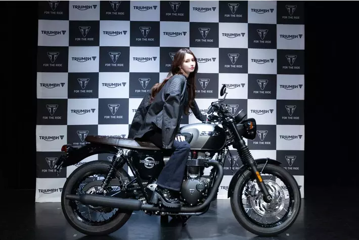 “バイク愛”全開のライディングポーズで颯爽と登場！ダレノガレ明美が語る、英国生まれの「トライアンフ」の魅力とは