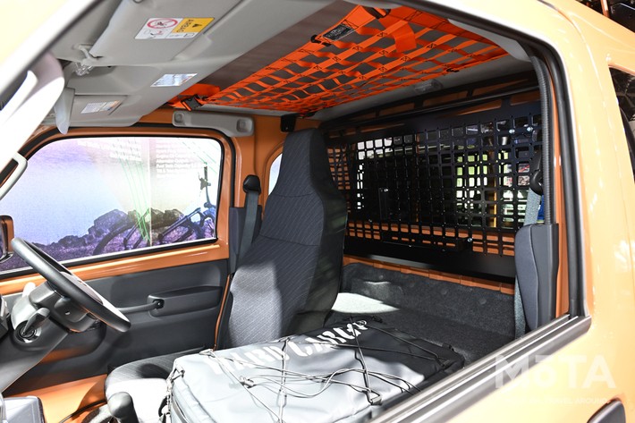 ［19/20］天井には小物を収納できるネットを装備。デッドスペースを有効活用している