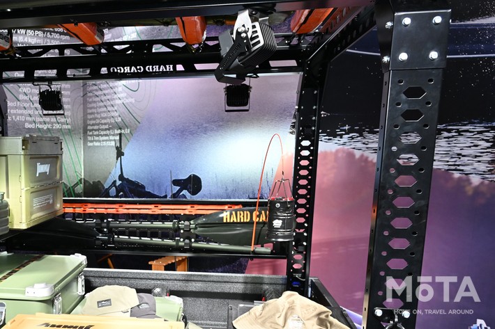 ［11/20］フレームにはLEDワークライトも装備。夜間の作業やキャンプ設営でも活躍間違いなし