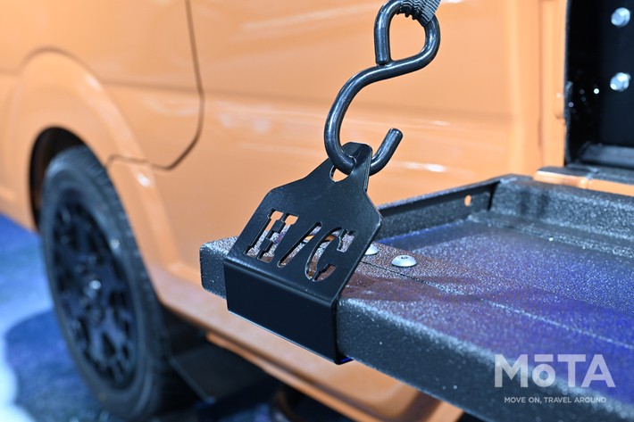 ［13/20］アオリ部分にも「H/C（ハードカーゴ）」ロゴ入りのフックを装備