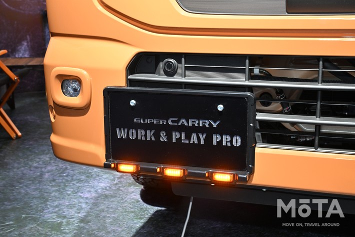 ［15/20］ナンバープレート周りにはLEDライト付きのバンパーガードを装着