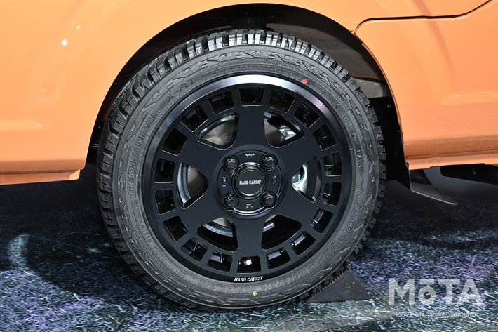 ［17/20］足元を引き締めるのは、ハードカーゴオリジナルのブラックホイール