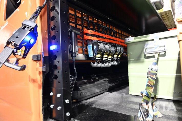 ［10/20］超長尺物を積載できるよう、キャビンに空間も確保されている。そこを収納スペースとして活用