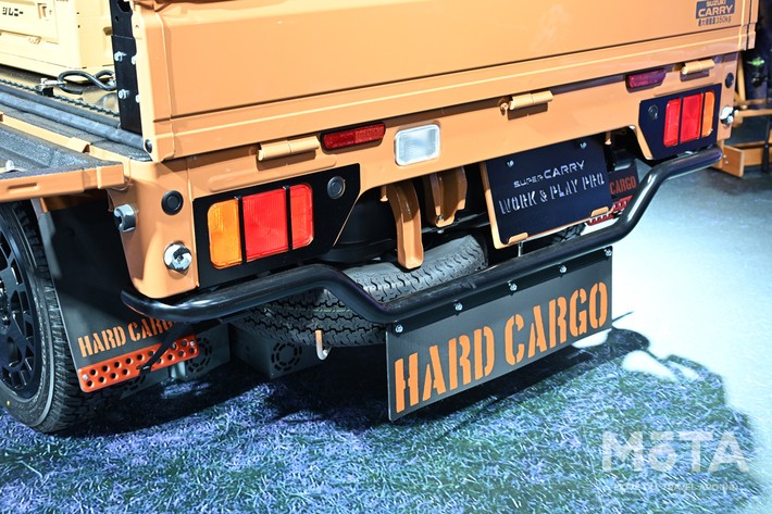 ［18/20］タフな印象を強調するリアのテールライトガードとマッドフラップ