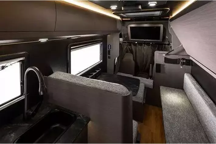 今までに見たことがない”キャンピングカー『KATANA』世界初公開