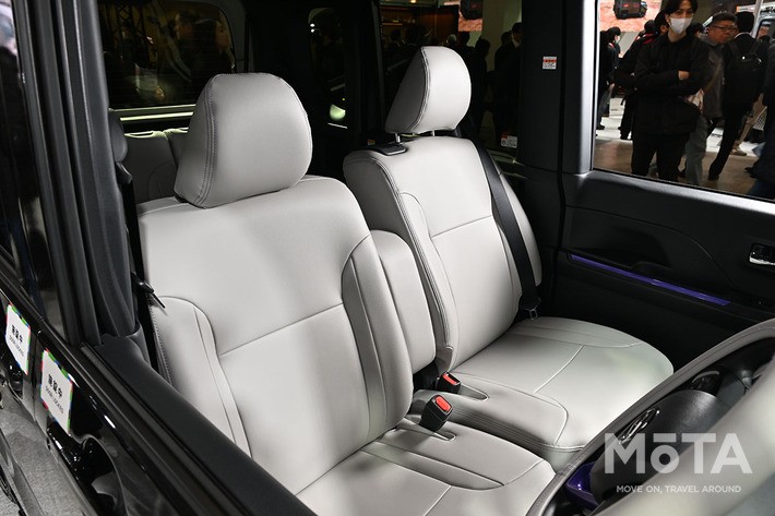 ダイハツ タントカスタムクロメキのフロントシート