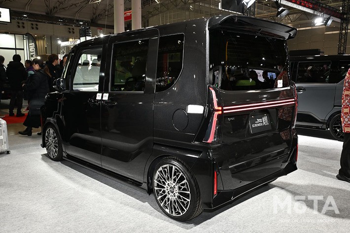 ダイハツ タントカスタムクロメキのリアビュー