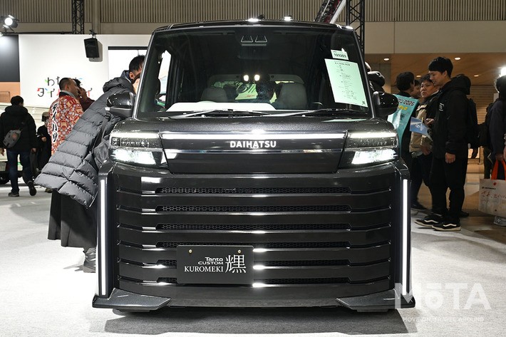 ダイハツ タントカスタムクロメキのフロントビュー