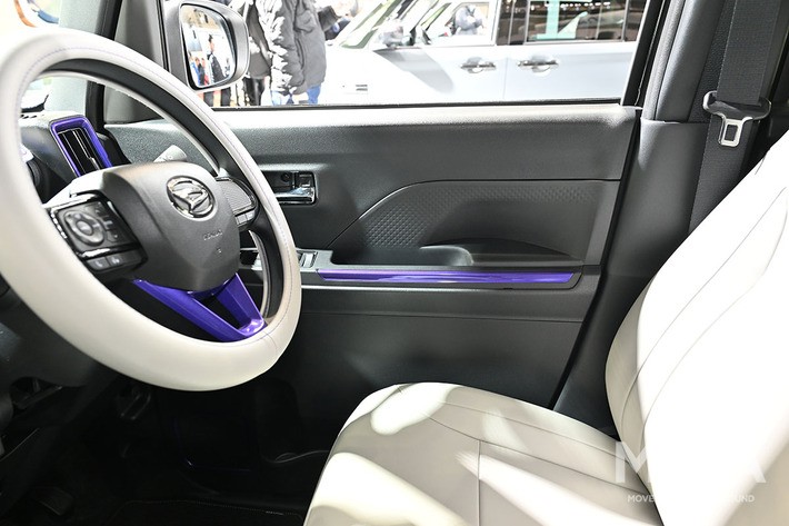 ダイハツ タントカスタムクロメキの運転席周り