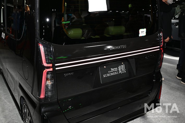 ダイハツ タントカスタムクロメキのリアガーニッシュ