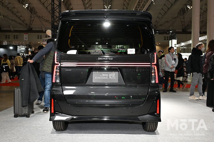 ダイハツ タントカスタムクロメキのリアビュー