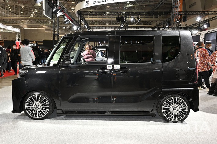 ダイハツ タントカスタムクロメキのサイドビュー