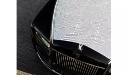 ファントム・アラベスク： 世界初のレーザー彫刻が施されたボンネットが 中東の建築遺産を称える