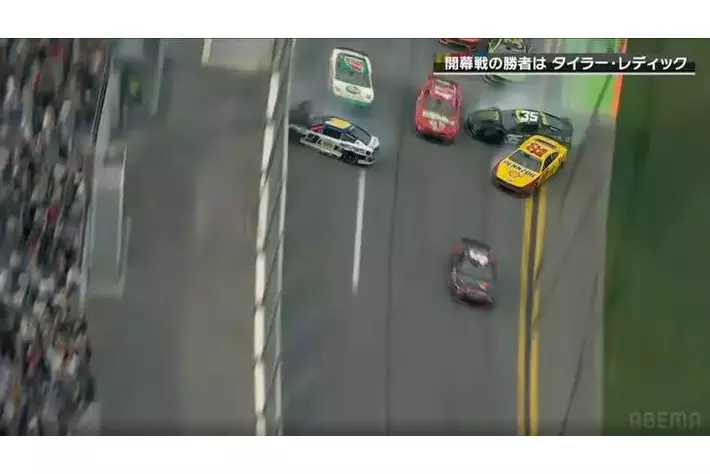 チェッカー寸前に上位陣が“ほぼ全滅”の多重クラッシュ「全員事故ってるじゃねーか！」｜前代未聞の珍事！ホイールナットの緩みに“他人のピット”で緊急対応