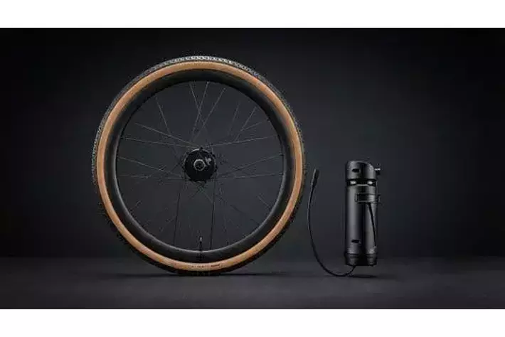 日本発ブランド。11.7kgフルカーボン電動グラベルバイクが「CYCLE MODE