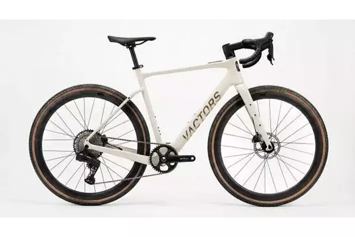 日本発ブランド。11.7kgフルカーボン電動グラベルバイクが「CYCLE MODE