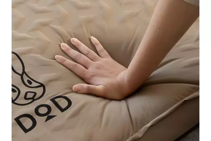 DODの最強マットが30%小型化。1万円台で買える厚さ10cmの快眠