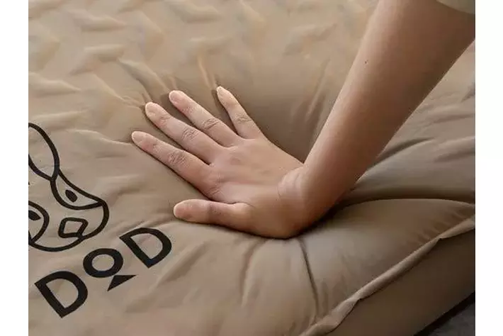 DODの最強マットが30%小型化。1万円台で買える厚さ10cmの快眠