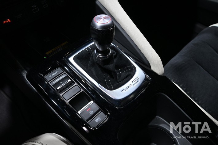 ［20/27］新型インテグラ 内装 シフトノブ：ダイレクトな操作感を楽しめる削り出しの金属製ノブ