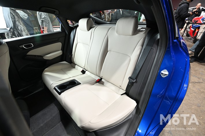 ［24/27］新型インテグラ 内装 リアシート：後席乗員にも配慮された快適な座り心地