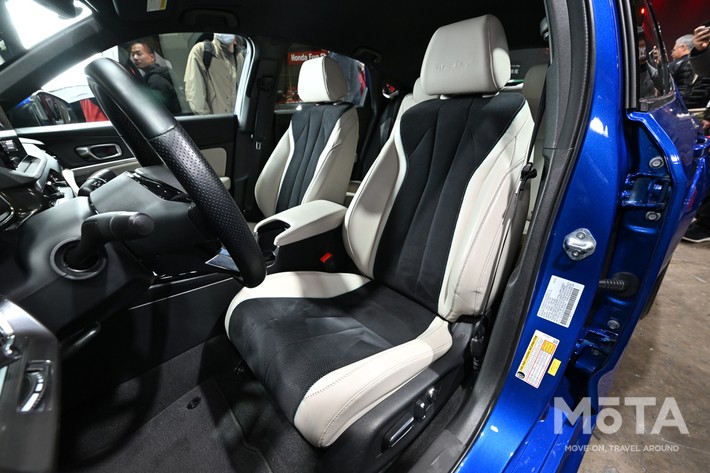 ［21/27］新型インテグラ 内装 フロントシート：コーナリング時も身体を確実に保持する大型のサイドサポート