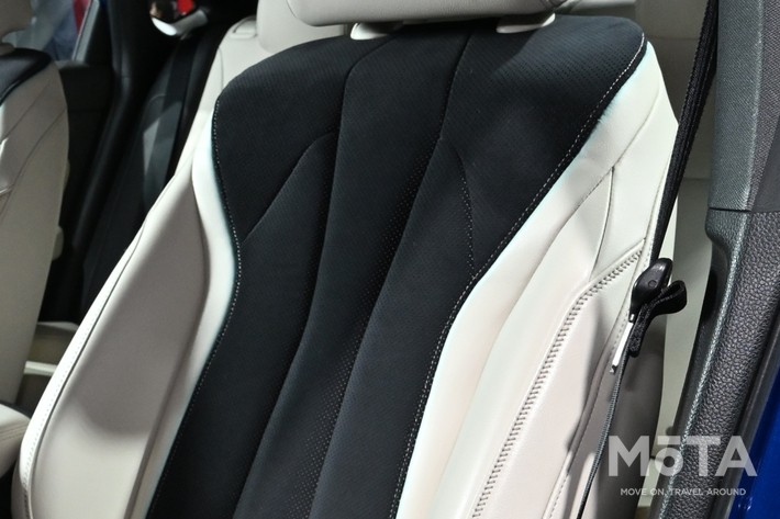 ［22/27］新型インテグラ 内装 シート表皮：パンチング加工のスエード素材とホワイトレザーを組み合わせたスポーティなシート