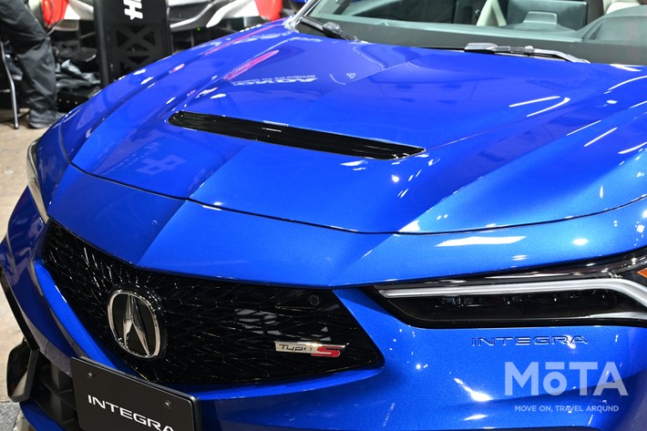 ［4/27］新型インテグラ 外観 フロントフェイス・ボンネット：エンジンの熱を効率的に排出する中央のダクト構造