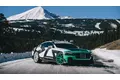 新型「スーパースポーツ」、モンタナ州ビッグスカイで開催された「FAT アイスレース」にてダイナミックなスノードリフトを披露し、華麗なデビューを飾る