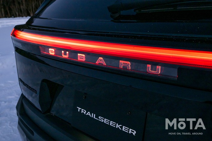 ［9/26］新型トレイルシーカー 外観 リアエンブレム：テールランプと一体となって赤く発光するSUBARUロゴ