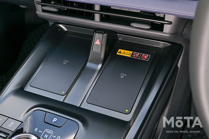 ［21/26］新型トレイルシーカー 内装 ワイヤレス充電器：スマートフォンを2台同時に充電可能なトレイを配置