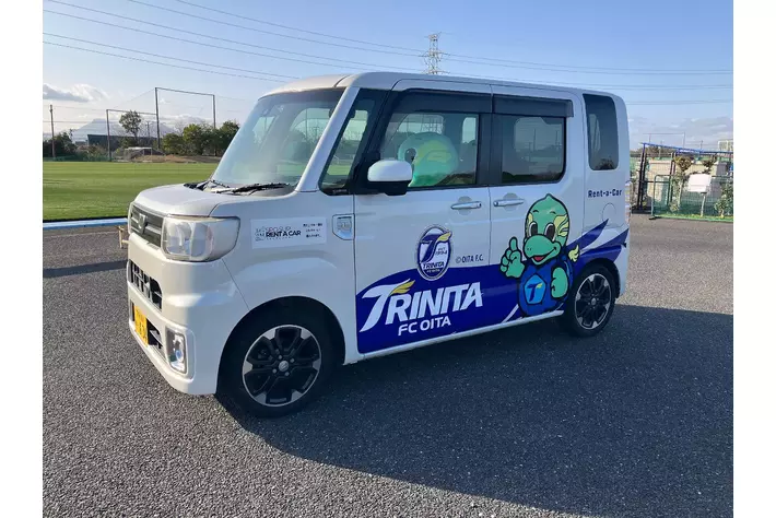【大分初進出】大分トリニータコラボ車両に“乗って応援”！12時間1,500円からの地域貢献型「スポサポレンタカー」が3月16日より運用開始