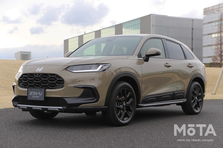 ［1/32］ホンダ 新型ZR-V クロスツーリング 外観 フロント斜め：マットグレー・メタリックのバンパーガーニッシュがSUVらしい力強さを強調しています
