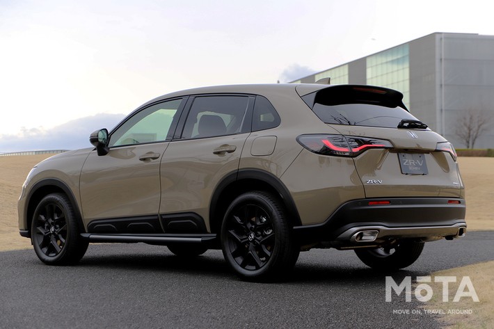［7/32］ホンダ 新型ZR-V クロスツーリング 外観 リア斜め：引き締まった印象を与える専用ガーニッシュを装着