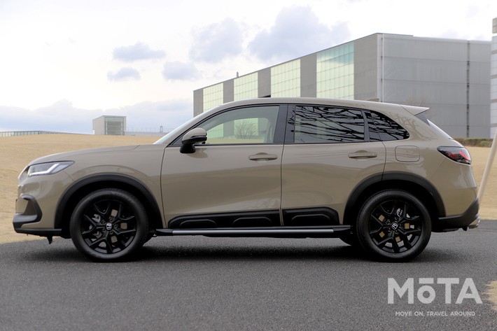 ［4/32］ホンダ 新型ZR-V クロスツーリング 外観 サイド：専用サイドロアーガーニッシュが力強いアウトドアテイストを演出するサイドビュー
